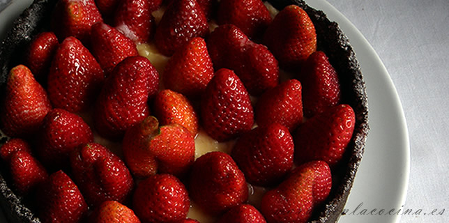Tarta de crema pastelera de chocolate blanco y fresas sobre base de Oreo
