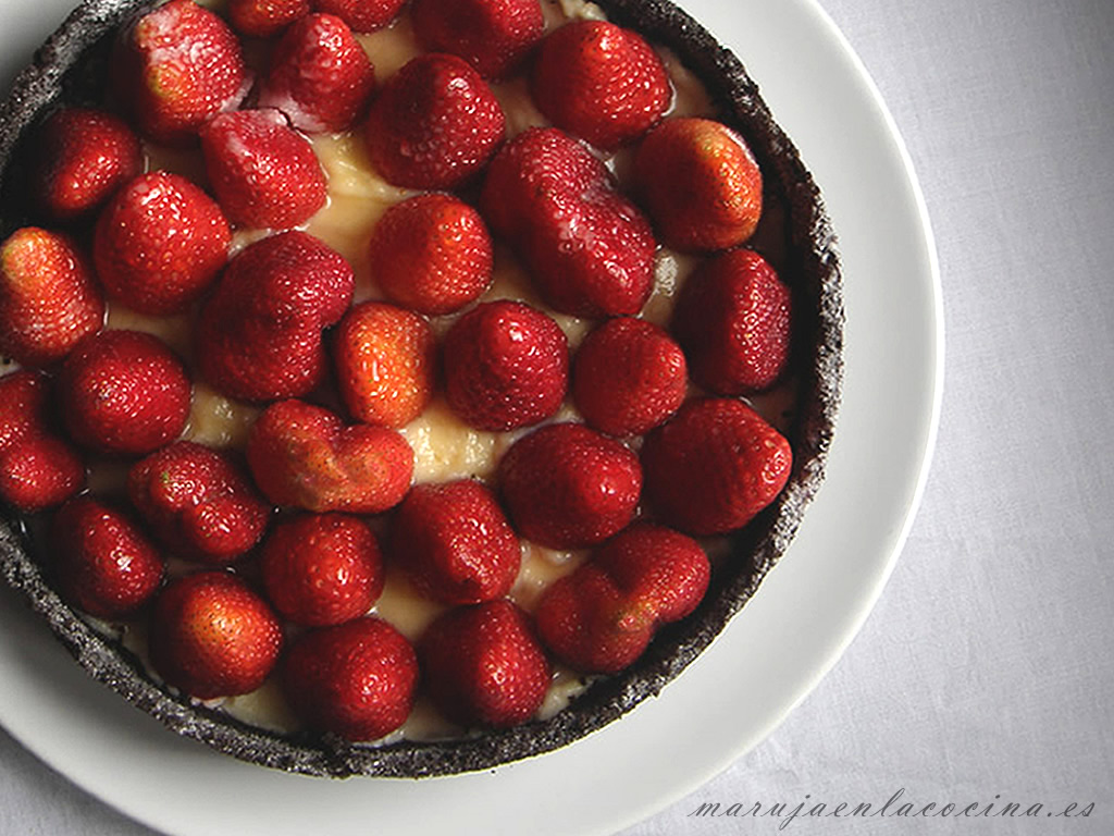 Tarta de crema pastelera de chocolate blanco y fresas sobre base de Oreo