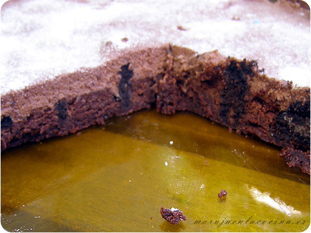 Corte de la Tarta de brownie con Mousse
