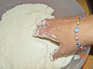 Mezclamos la harina con la mantequilla y la sal